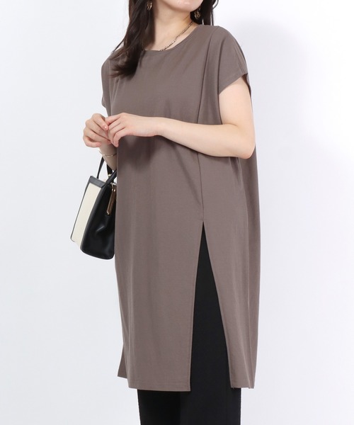 Salong hameu(サロン ハミュー)の「接触冷感 速乾ドライ 体型カバー フロントスリット ロング丈半袖Tシャツ レディース/Tシャツワンピース(Tシャツ/カットソー・レディース・ブラック/オフホワイト/グレイッシュブルー/ダークグレー/グリーン/エメラルド/ベージュ/ラベンダー/モカ/パープル・L/M)」の4枚目の写真