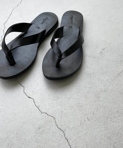 CANAL JEAN（キャナルジーン）の「from Lagoon(フロムラグーン) レザートングペタサンダル（サンダル・レディース・ブラック/オフホワイト・38/39/36/37）」の4枚目の写真