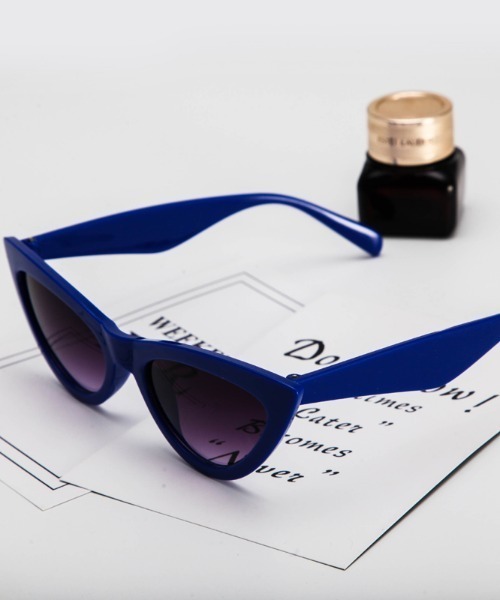 KOR（ケーオーアール）の「キャットアイカラーサングラス（サングラス・レディース・ホワイト/ブラック/ネイビー/ピンク/レッド/レオパード・FREE）」の3枚目の写真