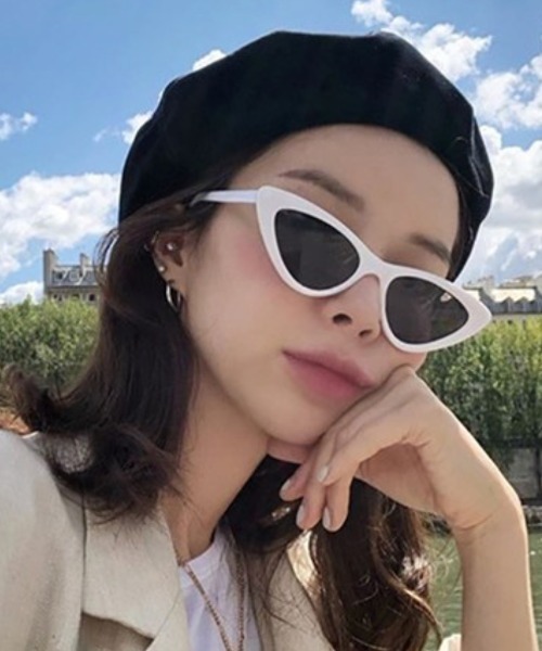 KOR（ケーオーアール）の「キャットアイカラーサングラス（サングラス・レディース・ホワイト/ブラック/ネイビー/ピンク/レッド/レオパード・FREE）」の2枚目の写真