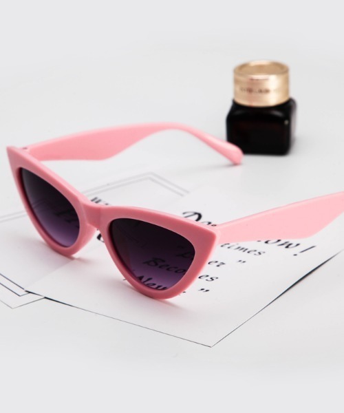 KOR（ケーオーアール）の「キャットアイカラーサングラス（サングラス・レディース・ホワイト/ブラック/ネイビー/ピンク/レッド/レオパード・FREE）」の4枚目の写真