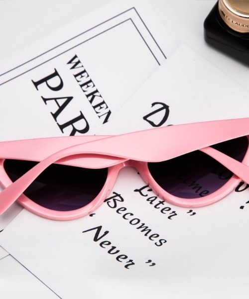 KOR（ケーオーアール）の「キャットアイカラーサングラス（サングラス・レディース・ホワイト/ブラック/ネイビー/ピンク/レッド/レオパード・FREE）」の14枚目の写真