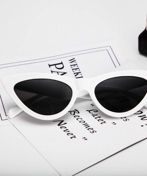 KOR（ケーオーアール）の「キャットアイカラーサングラス（サングラス・レディース・ホワイト/ブラック/ネイビー/ピンク/レッド/レオパード・FREE）」の8枚目の写真