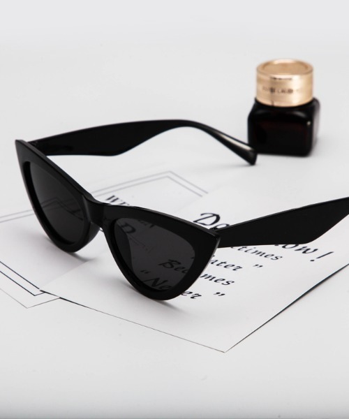 KOR（ケーオーアール）の「キャットアイカラーサングラス（サングラス・レディース・ホワイト/ブラック/ネイビー/ピンク/レッド/レオパード・FREE）」の9枚目の写真