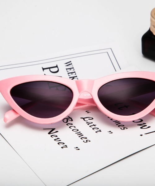 KOR（ケーオーアール）の「キャットアイカラーサングラス（サングラス・レディース・ホワイト/ブラック/ネイビー/ピンク/レッド/レオパード・FREE）」の12枚目の写真