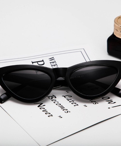 KOR（ケーオーアール）の「キャットアイカラーサングラス（サングラス・レディース・ホワイト/ブラック/ネイビー/ピンク/レッド/レオパード・FREE）」の10枚目の写真