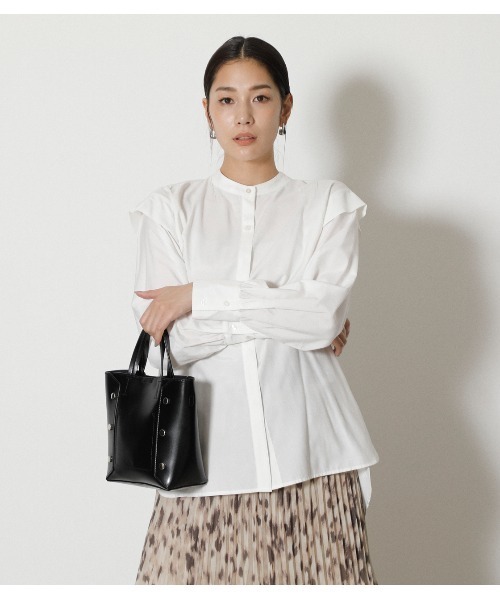 AZUL by moussy(アズールバイマウジー)の「SHOULDER TUCK PUFF BLOUSE/ショルダータックパフブラウス(シャツ/ブラウス・レディース・オフホワイト/ブラック/ダークグリーン・SMALL/MEDIUM)」の2枚目の写真