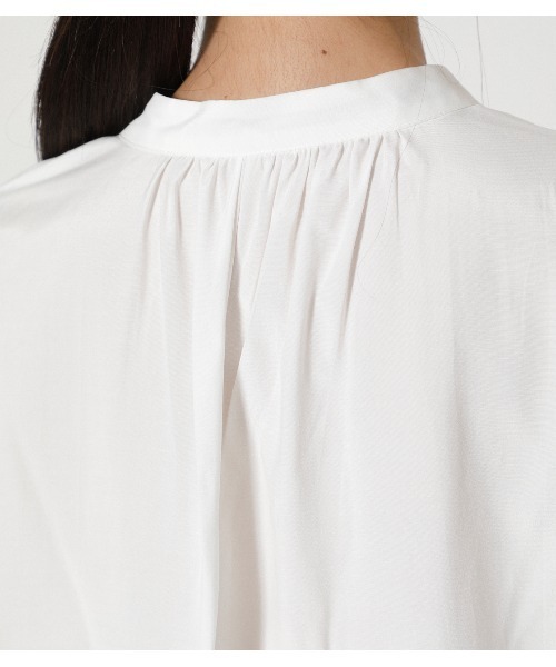 AZUL by moussy(アズールバイマウジー)の「SHOULDER TUCK PUFF BLOUSE/ショルダータックパフブラウス(シャツ/ブラウス・レディース・オフホワイト/ブラック/ダークグリーン・SMALL/MEDIUM)」の19枚目の写真