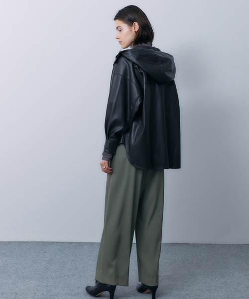 STUNNING LURE（スタニングルアー）の「フェイクレザーフーディージャケット（ブルゾン・レディース・ホワイト/ダークブラウン/ライトグリーン/ピンクベージュ・X-SMALL/SMALL）」の11枚目の写真