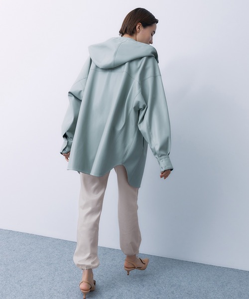 STUNNING LURE（スタニングルアー）の「フェイクレザーフーディージャケット（ブルゾン・レディース・ホワイト/ダークブラウン/ライトグリーン/ピンクベージュ・X-SMALL/SMALL）」の15枚目の写真