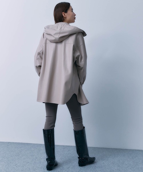 STUNNING LURE（スタニングルアー）の「フェイクレザーフーディージャケット（ブルゾン・レディース・ホワイト/ダークブラウン/ライトグリーン/ピンクベージュ・X-SMALL/SMALL）」の20枚目の写真