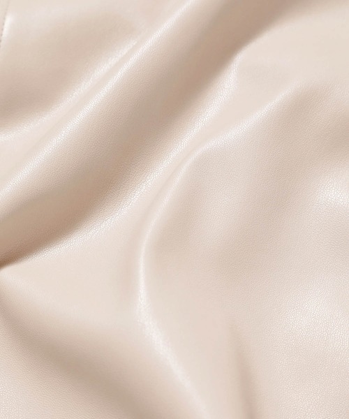 STUNNING LURE（スタニングルアー）の「フェイクレザーフーディージャケット（ブルゾン・レディース・ホワイト/ダークブラウン/ライトグリーン/ピンクベージュ・X-SMALL/SMALL）」の22枚目の写真