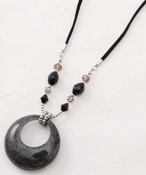 SHOO・LA・RUE（シューラルー）の「◆リバーシブル月の輪ネックレス（ネックレス・レディース・ブラック/ダークブラウン/ベージュ/ネイビー・00）」の2枚目の写真