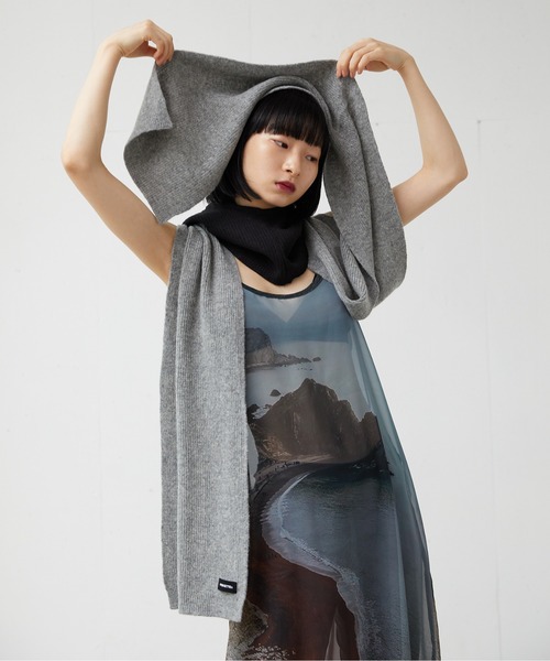 FEKETE（フェケテ）の「FEKETE TAG LOGO BASIC MUFFLER（マフラー・メンズ・ブラック/グレー/ブルー/アイボリー・FREE）」の3枚目の写真