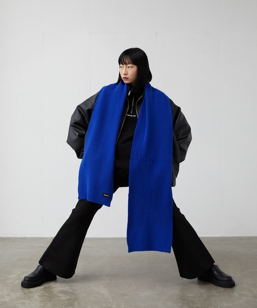 FEKETE（フェケテ）の「FEKETE TAG LOGO BASIC MUFFLER（マフラー・メンズ・ブラック/グレー/ブルー/アイボリー・FREE）」の4枚目の写真