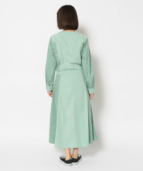 AVIREX(アヴィレックス)の「【Women's】BANDANA PATTERN COMBI ONEPIECE/ バンダナパターン コンビワンピース(ワンピース・レディース・オフホワイト/サックスブルー・MEDIUM/SMALL)」の3枚目の写真