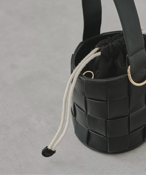 prose verse（プロズヴェール）の「フェイクレザーメッシュショルダーバッグ（ショルダーバッグ・レディース・オフホワイト/ブラック/ブラウン・ﾌﾘ-）」の4枚目の写真
