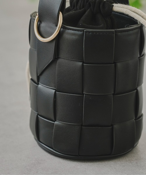 prose verse（プロズヴェール）の「フェイクレザーメッシュショルダーバッグ（ショルダーバッグ・レディース・オフホワイト/ブラック/ブラウン・ﾌﾘ-）」の5枚目の写真