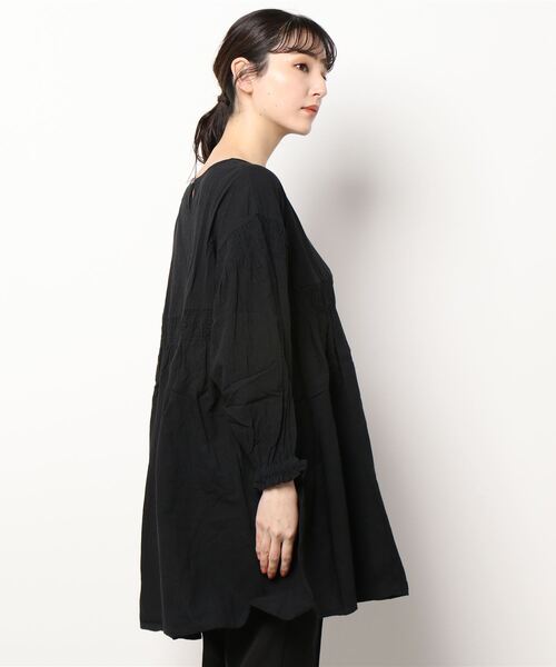 Samansa Mos2（サマンサ モスモス）の「シャーリングチュニック（シャツ/ブラウス・レディース・イエロー/オフホワイト/ブラック/レッド・ﾌﾘ-）」の6枚目の写真