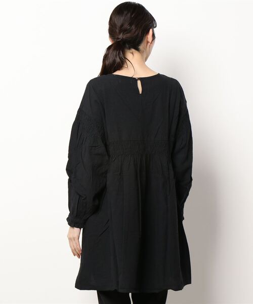 Samansa Mos2（サマンサ モスモス）の「シャーリングチュニック（シャツ/ブラウス・レディース・イエロー/オフホワイト/ブラック/レッド・ﾌﾘ-）」の5枚目の写真