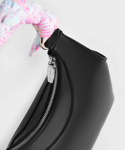 CHARLES & KEITH（チャールズ & キース）の「ユラニ スカーフラップホーボーバッグ / Ulani Scarf-Wrapped Hobo Bag（ショルダーバッグ・レディース・ブラック/チョコ/ホワイト・L）」の8枚目の写真