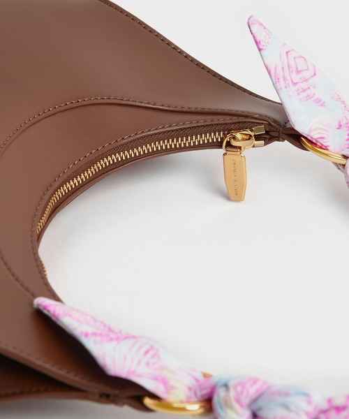 CHARLES & KEITH（チャールズ & キース）の「ユラニ スカーフラップホーボーバッグ / Ulani Scarf-Wrapped Hobo Bag（ショルダーバッグ・レディース・ブラック/チョコ/ホワイト・L）」の7枚目の写真