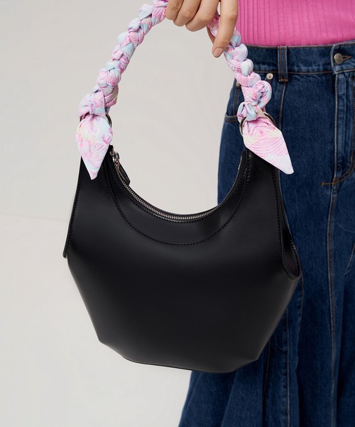 CHARLES & KEITH（チャールズ & キース）の「ユラニ スカーフラップホーボーバッグ / Ulani Scarf-Wrapped Hobo Bag（ショルダーバッグ・レディース・ブラック/チョコ/ホワイト・L）」の17枚目の写真