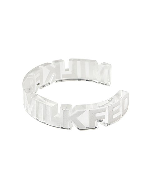 MILKFED.（ミルクフェド）の「MILKFED CLEAR BANGLE　（バングル/ロゴ）（バングル/リストバンド・レディース・ホワイト/ピンク・ONE SIZE）」の2枚目の写真