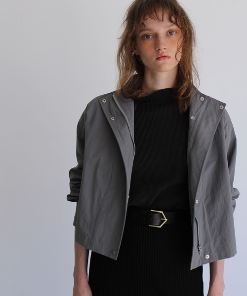 DRESSLAVE（ドレスレイブ）の「nylon short blouson(クロップド丈ナイロンブルゾン)（ブルゾン・レディース・ベージュ/グレー・38）」の2枚目の写真