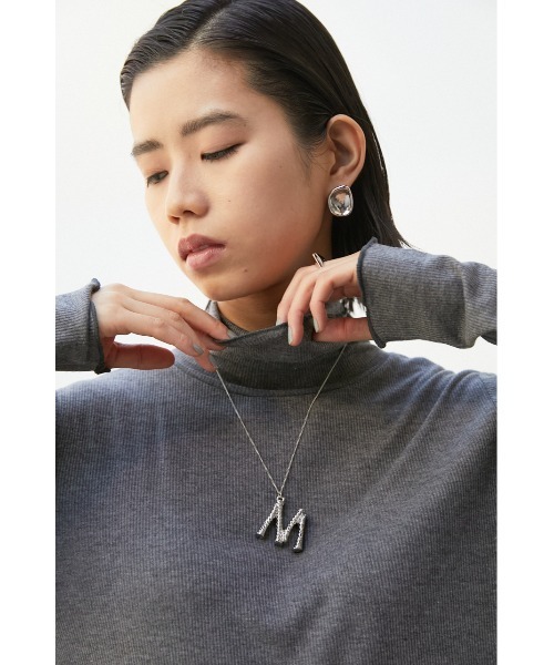 crie conforto（クリーコンフォルト）の「イニシャルネックレスM