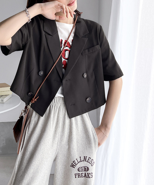 RIRIYANO（リリヤーノ）の「《RIRIYANO×クラシカルエルフコラボ》スタイリッシュにキマる。半袖クロップドジャケット（テーラードジャケット・レディース・ブラック/チャコールグレー/ベージュ・LARGE/SMALL/MEDIUM）」の9枚目の写真