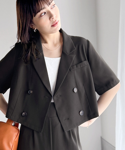 RIRIYANO（リリヤーノ）の「《RIRIYANO×クラシカルエルフコラボ》スタイリッシュにキマる。半袖クロップドジャケット（テーラードジャケット・レディース・ブラック/チャコールグレー/ベージュ・LARGE/SMALL/MEDIUM）」の7枚目の写真