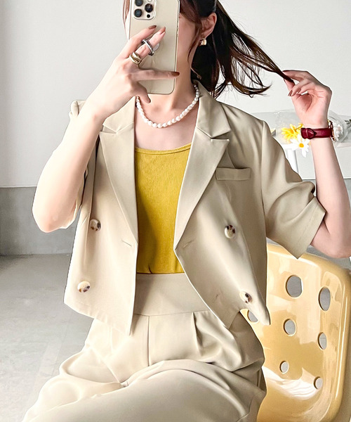 RIRIYANO（リリヤーノ）の「《RIRIYANO×クラシカルエルフコラボ》スタイリッシュにキマる。半袖クロップドジャケット（テーラードジャケット・レディース・ブラック/チャコールグレー/ベージュ・LARGE/SMALL/MEDIUM）」の4枚目の写真