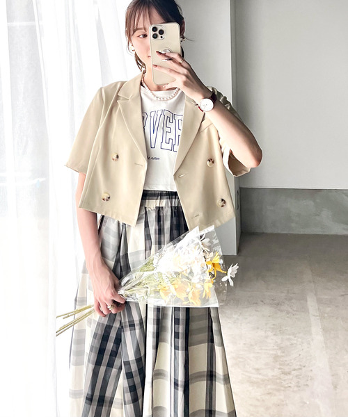 RIRIYANO（リリヤーノ）の「《RIRIYANO×クラシカルエルフコラボ》スタイリッシュにキマる。半袖クロップドジャケット（テーラードジャケット・レディース・ブラック/チャコールグレー/ベージュ・LARGE/SMALL/MEDIUM）」の5枚目の写真