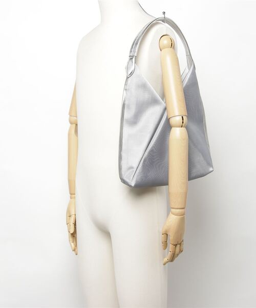 THE PURSE（ザパース  ）の「THE PURSE（ザパース）TULLE CRANE BAG　S（トートバッグ・レディース・シルバー・S）」の2枚目の写真