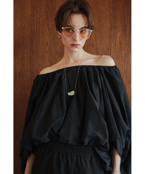 emmi(エミ)の「【emmi atelier】コットンバルーンオフショルブラウス(シャツ/ブラウス・レディース・オフホワイト/ブラック/マスタード・FREE)」の2枚目の写真