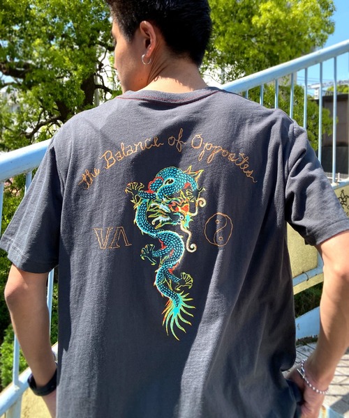 RVCA（ルーカ）の「RVCA/ルーカ ドラゴン オーバーサイズ バックプリントTシャツ/半袖Tシャツ BD041-280（Tシャツ/カットソー・メンズ・ブラック/ホワイト・M/XL/L/S）」の2枚目の写真