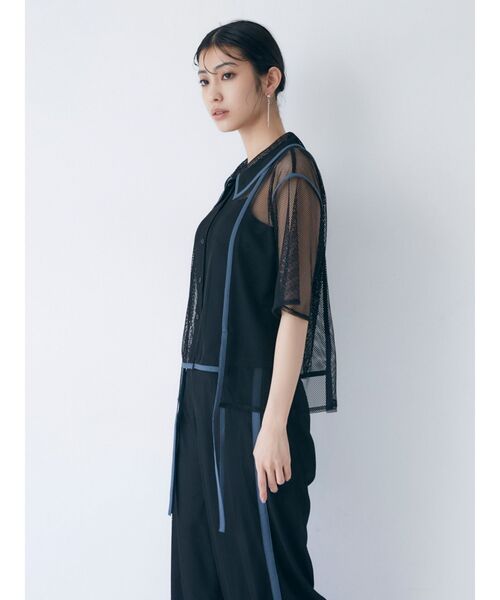 MURUA（ムルーア）の「パイピングメッシュシャツ（シャツ/ブラウス・レディース・アイボリー/ブラック・FREE）」の5枚目の写真