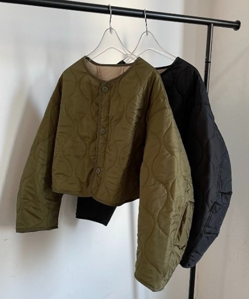 AIC.（エーアイシー）の「キルティングショートジャケット（ノーカラージャケット・レディース・カーキ/ブラック・FREE）」の3枚目の写真