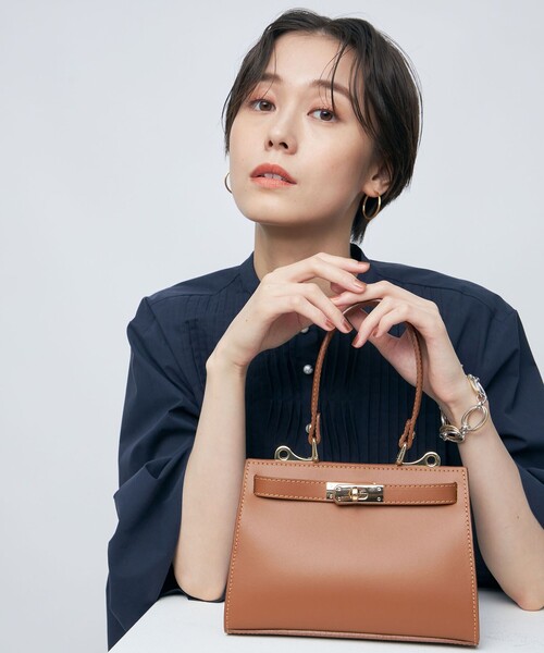 NOLLEY’S（ノーリーズ）の「【AULENTTI/ オーレンティ】2way CLASSIC ショルダーバッグ（ショルダーバッグ・レディース・キャメル/ブラック・FREE）」の4枚目の写真