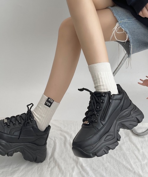 Shoes in Closet（シューズインクローゼット）の「軽量厚底 ボリューム デザインソール  やわらか ミッドカット スニーカー 1929（スニーカー・レディース・ブラック/ホワイト/ベージュ/グレー/ライトベージュ/ダークブラウン/ブラック系その他6/ホワイト×ブラウン・M/XS/S/3L/L/LL）」の17枚目の写真