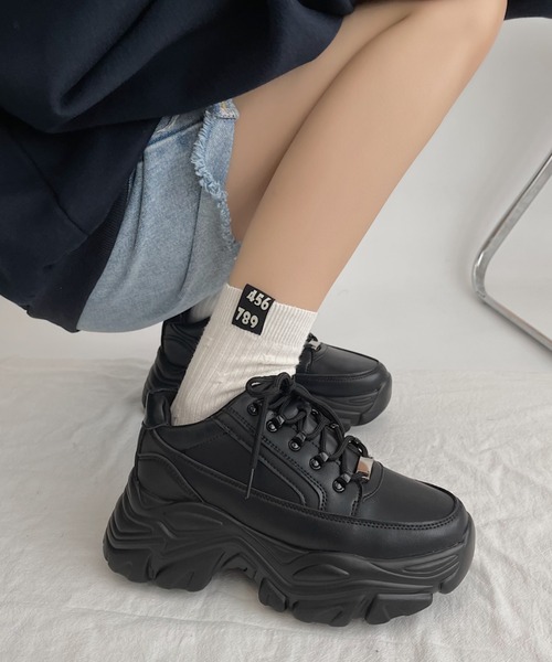 Shoes in Closet（シューズインクローゼット）の「軽量厚底 ボリューム デザインソール  やわらか ミッドカット スニーカー 1929（スニーカー・レディース・ブラック/ホワイト/ベージュ/グレー/ライトベージュ/ダークブラウン/ブラック系その他6/ホワイト×ブラウン・M/XS/S/3L/L/LL）」の15枚目の写真