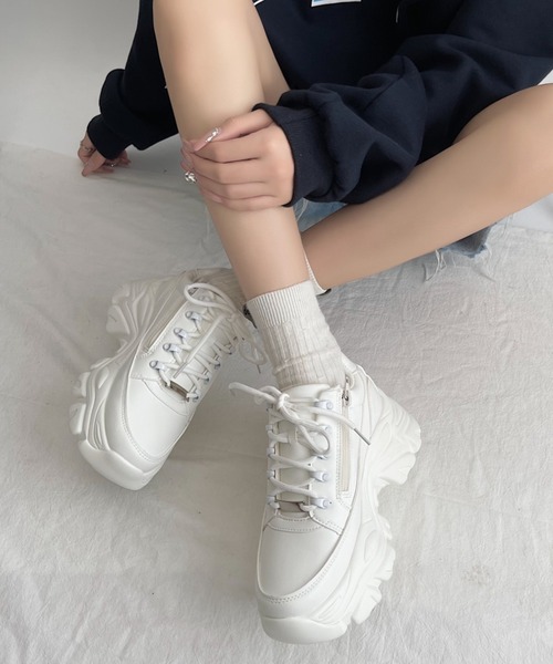 Shoes in Closet（シューズインクローゼット）の「軽量厚底 ボリューム デザインソール  やわらか ミッドカット スニーカー 1929（スニーカー・レディース・ブラック/ホワイト/ベージュ/グレー/ライトベージュ/ダークブラウン/ブラック系その他6/ホワイト×ブラウン・M/XS/S/3L/L/LL）」の10枚目の写真