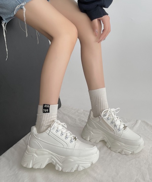 Shoes in Closet（シューズインクローゼット）の「軽量厚底 ボリューム デザインソール  やわらか ミッドカット スニーカー 1929（スニーカー・レディース・ブラック/ホワイト/ベージュ/グレー/ライトベージュ/ダークブラウン/ブラック系その他6/ホワイト×ブラウン・M/XS/S/3L/L/LL）」の11枚目の写真