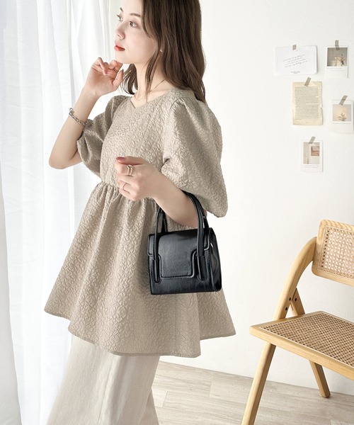 classicalelf(クラシカルエルフ)の「上品に大人可愛い◎ 前後2wayふくれジャガーペプラムブラウス(シャツ/ブラウス・レディース・アイボリー/グレイッシュベージュ/ブラック・MEDIUM/LARGE/X-LARGE/SMALL)」の3枚目の写真