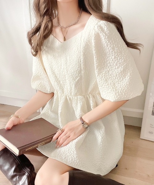 classicalelf(クラシカルエルフ)の「上品に大人可愛い◎ 前後2wayふくれジャガーペプラムブラウス(シャツ/ブラウス・レディース・アイボリー/グレイッシュベージュ/ブラック・MEDIUM/LARGE/X-LARGE/SMALL)」の2枚目の写真