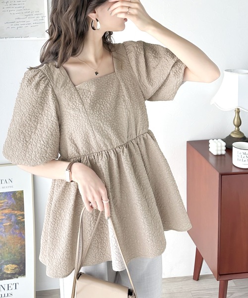 classicalelf(クラシカルエルフ)の「上品に大人可愛い◎ 前後2wayふくれジャガーペプラムブラウス(シャツ/ブラウス・レディース・アイボリー/グレイッシュベージュ/ブラック・MEDIUM/LARGE/X-LARGE/SMALL)」の5枚目の写真
