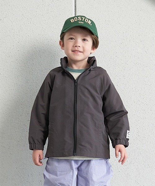 b・ROOM（ビールーム）の「【撥水加工】エブリデイマウンテンパーカ（収納袋付き）（ブルゾン・キッズ・プラム/ラベンダー/ベージュ/グリーン/チャコール/ピンク/ライム/キャメル/ターコイズブルー/ライトブルー・100cm/110cm/130cm/140cm/120cm）」の2枚目の写真