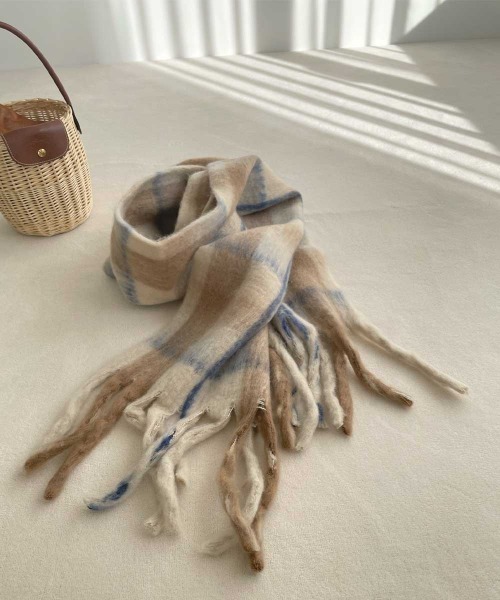 marjour（マージュール）の「TARTAN CHECK MUFFLER（マフラー・レディース・ベージュ系・FREE）」の2枚目の写真