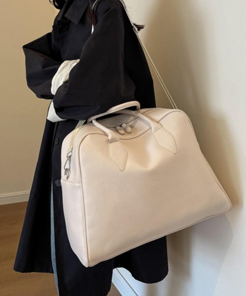 LA VORAGINE（ラ ヴォラジネ）の「大容量ボストンバッグ レザータッチビッグサイズ トラベルバッグ ショルダーバッグ（ボストンバッグ・レディース・ブラック/アイボリー/ピンク・FREE）」の2枚目の写真